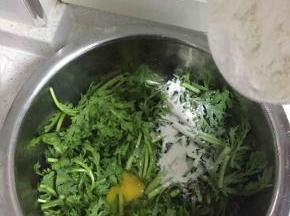 茼蒿洗净切段，加鸡蛋和适量面粉