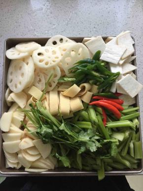 鱼腌制的过程中我们就开始准备蔬菜，我准备了芹菜、土豆片、藕片、豆皮和杏鲍菇片。这里你可以准备你喜欢的任意蔬菜。