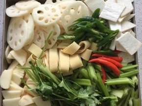 鱼腌制的过程中我们就开始准备蔬菜，我准备了芹菜、土豆片、藕片、豆皮和杏鲍菇片。这里你可以准备你喜欢的任意蔬菜。