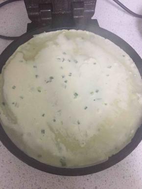 锅内刷少许油，取少许面糊倒入平底锅或电饼铛内，摇匀锅底，使面糊均匀的摊开，盖上锅盖。