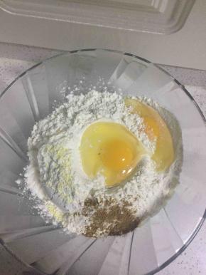 将面粉、鸡蛋、鸡精、十三香放入碗中