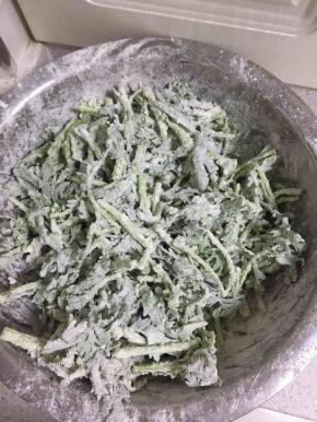 最好是用手抖茼蒿，或者用筷子，使面粉均匀的包裹在茼蒿上