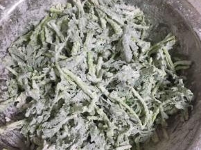 最好是用手抖茼蒿，或者用筷子，使面粉均匀的包裹在茼蒿上