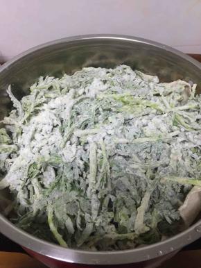 锅内加水，笼屉上铺好纱布，把拌好的茼蒿放入蒸锅内
