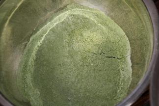 2把原料B里所有粉类混合过筛，备用。