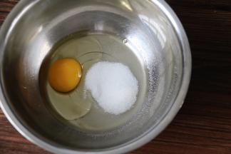 3把原料A中的鸡蛋打入小盆内，加入细砂糖用手动打蛋器搅拌均匀（无需打发）。