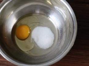 3把原料A中的鸡蛋打入小盆内，加入细砂糖用手动打蛋器搅拌均匀（无需打发）。