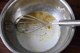 4在搅拌好的蛋糊里加入牛奶，蜂蜜，用手动打蛋器搅拌均匀。