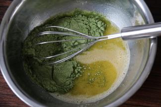 5将过筛后的原料B加入，蛋糊里搅拌均匀