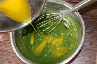 7将融化好的原料C黄油加入蛋糊里，搅拌均匀。