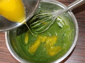 7将融化好的原料C黄油加入蛋糊里，搅拌均匀。