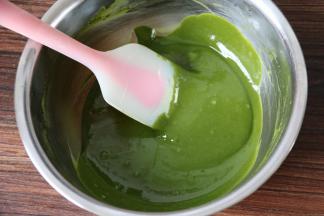 8搅拌均匀的蛋糊，光滑看不见油脂。