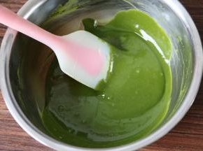 8搅拌均匀的蛋糊，光滑看不见油脂。