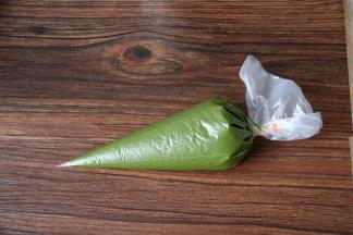 9把搅拌好的蛋糊，装入裱花袋。