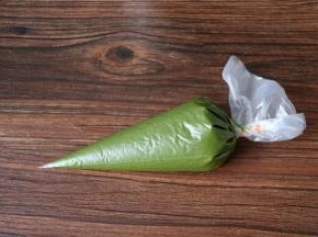 9把搅拌好的蛋糊，装入裱花袋。