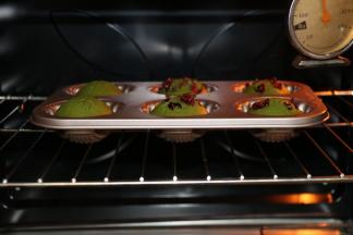 11烤箱预热上下火170°，中层烘烤15分钟左右，出炉。