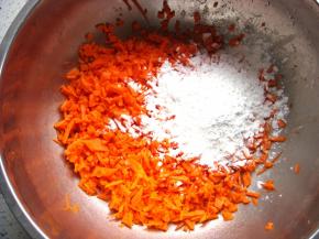 胡萝卜清洗干净后用擦子擦成丝再切碎粒，加入玉米淀粉。