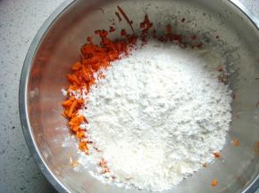 倒入高筋面粉。