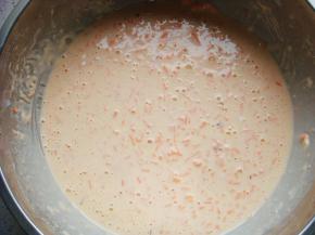 加入清水搅拌成稀面糊。（水的用量要少次多加，如过稠了会不好摊开就加少许水，如过稀就加少许面粉，灵活调节）