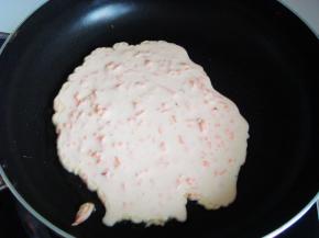 锅里倒入少许底油，转一下锅，倒入面糊。