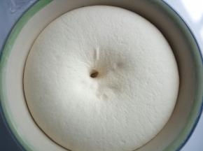 酵母水混合倒入面粉揉成光滑较柔软的面团，覆盖，放到温暖处发酵到两倍大