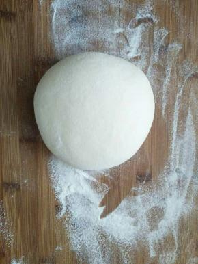 取出面团重新揉至光滑切开无气泡，然后均分成三份