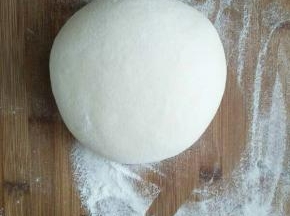 取出面团重新揉至光滑切开无气泡，然后均分成三份