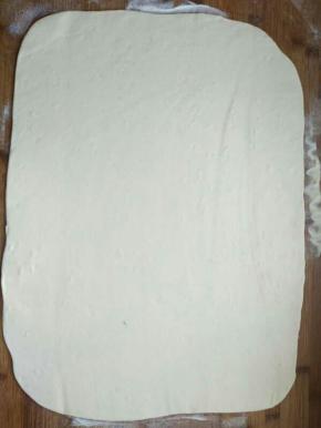 取其中一份擀平成长方形，厚度约五毫米