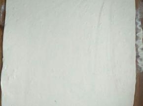 取其中一份擀平成长方形，厚度约五毫米