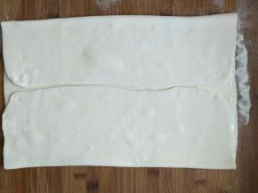 面片抹油、撒盐然后由两边向中间对折