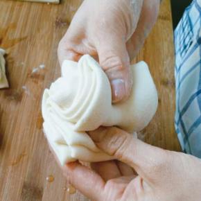 取其中两段上下摞在一起，从两头用拇指将中间捏住并抻长，然后如图三折捏在一起，再抻长(s 形折起，然后捏紧抻长)