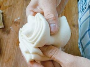 取其中两段上下摞在一起，从两头用拇指将中间捏住并抻长，然后如图三折捏在一起，再抻长(s 形折起，然后捏紧抻长)