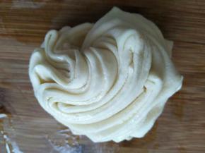 用手捏住两端，旋转将两头捏在一起，在底部捏合，漂亮的千层卷完成了