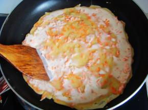 用铲子向四周均匀的摊开。（要小火哦，避免煎糊）