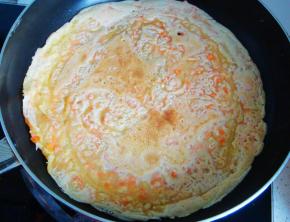 翻面再煎，煎至两面微微的金黄色就好了。