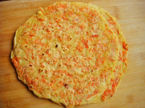 煎好的胡萝卜薄饼。