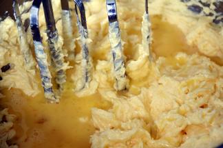 3分三次加入全蛋液，每次打至完全吸收，在加入下一次，用刮刀把盆边的拌匀融入