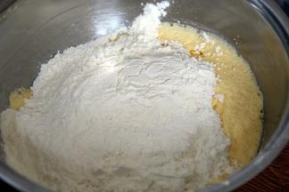 4加入过筛的低粉和泡发粉，用刮刀翻拌均匀。