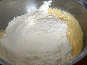 4加入过筛的低粉和泡发粉，用刮刀翻拌均匀。