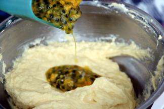 5加入百香果汁液，用刮刀拌匀。