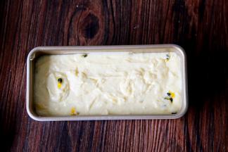 7倒入模具，抹平表面。