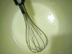 牛奶加玉米油搅匀乳化，看不到油点