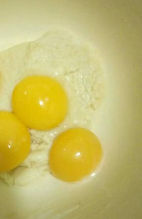 筛入低筋粉拌匀，加入蛋黄