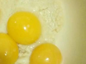 筛入低筋粉拌匀，加入蛋黄