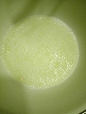 蛋白打发至鱼眼泡