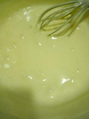 取三分之一蛋白入蛋黄糊拌匀