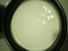 再倒回剩下的蛋白盆中拌匀，倒入模具，震几下气泡