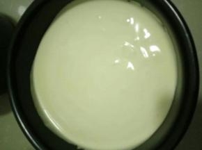 再倒回剩下的蛋白盆中拌匀，倒入模具，震几下气泡