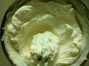 淡奶油加糖加一点黄色素，打至九分发