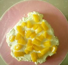 抹上淡奶油，放上黄桃粒